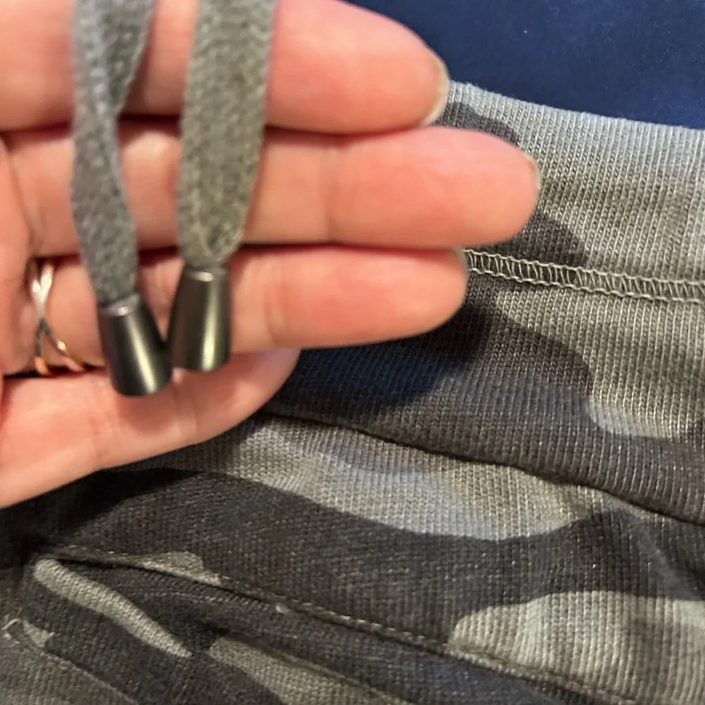 SPLENDID •  Green Camouflage Sweat Pants • Med • - Picture 9 of 12